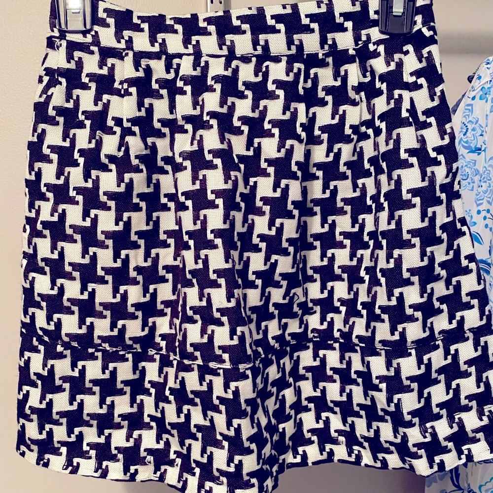 BRAND NEW Black & White Houndstooth Print Mini Skirt!!
